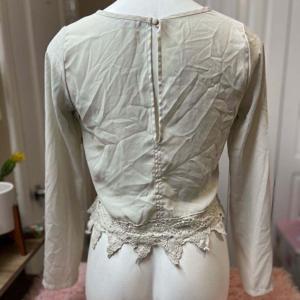 White top - Picture 3 of 4